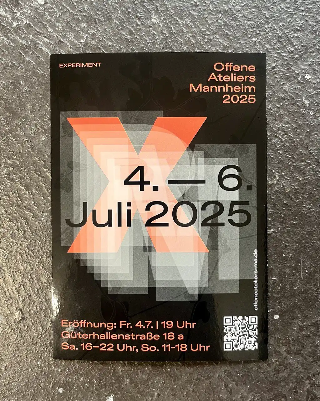 Offene-Atteliers-1 Plakat Offene Ateliers Mannheim 2025 vor grauer Wand